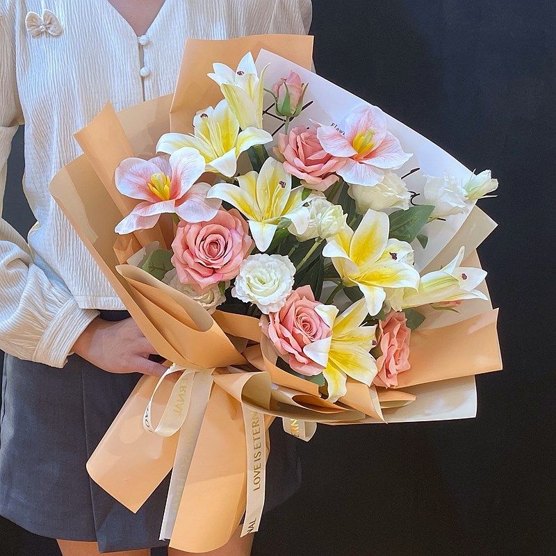 玫瑰结婚手捧假花开工演讲舞台会议毕业年会百合交车仿真花束颁奖,淘宝优惠券,粉丝福利购,淘宝优惠卷