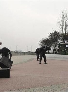 码头农民搬运人物雕塑古代铸铜玻璃钢仿铜树脂劳动小品步行街摆件