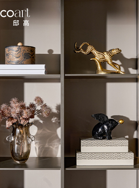 邸高家居公司老板桌面背景玻璃展示柜办公室装饰摆件软装搭配设计