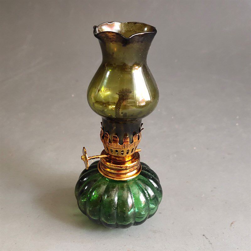 Antiques and miscellaneous collections, antique small glazed oil lamps, home furnishings and old objects, two options to choose from