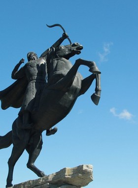 玻璃钢马雕塑铸铜骑马人物骑士古代将军射箭广场公园大型景观摆件