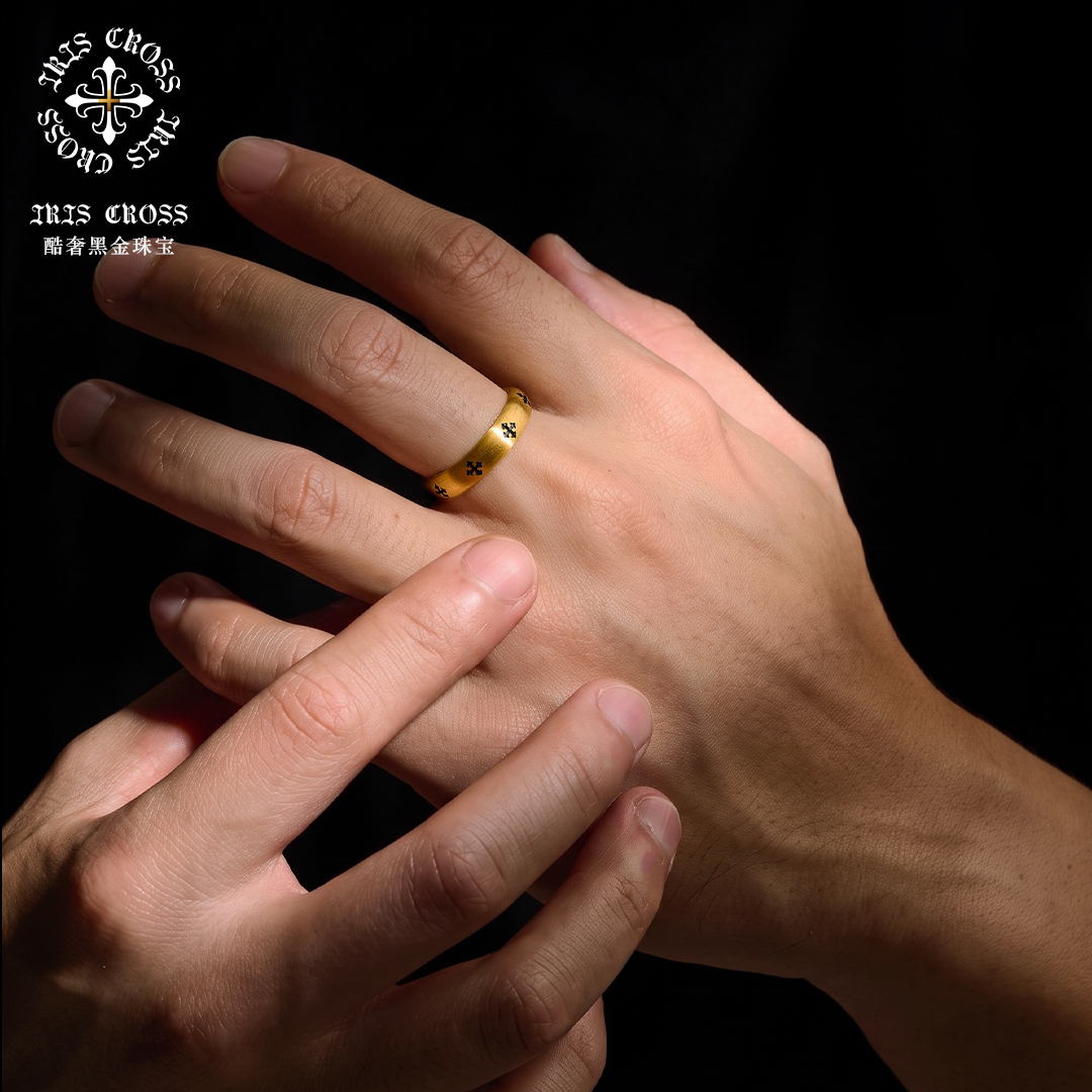 Wear the cross gold ring comfortably on the back of the loach