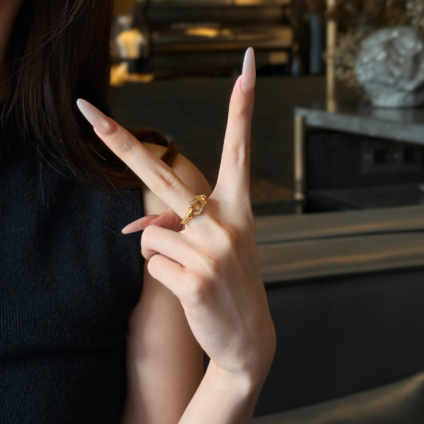 Que Yunlai is a light luxury diamond-filled horseshoe buckle niche ins style versatile commuting temperament ring as a gift for your girlfriend