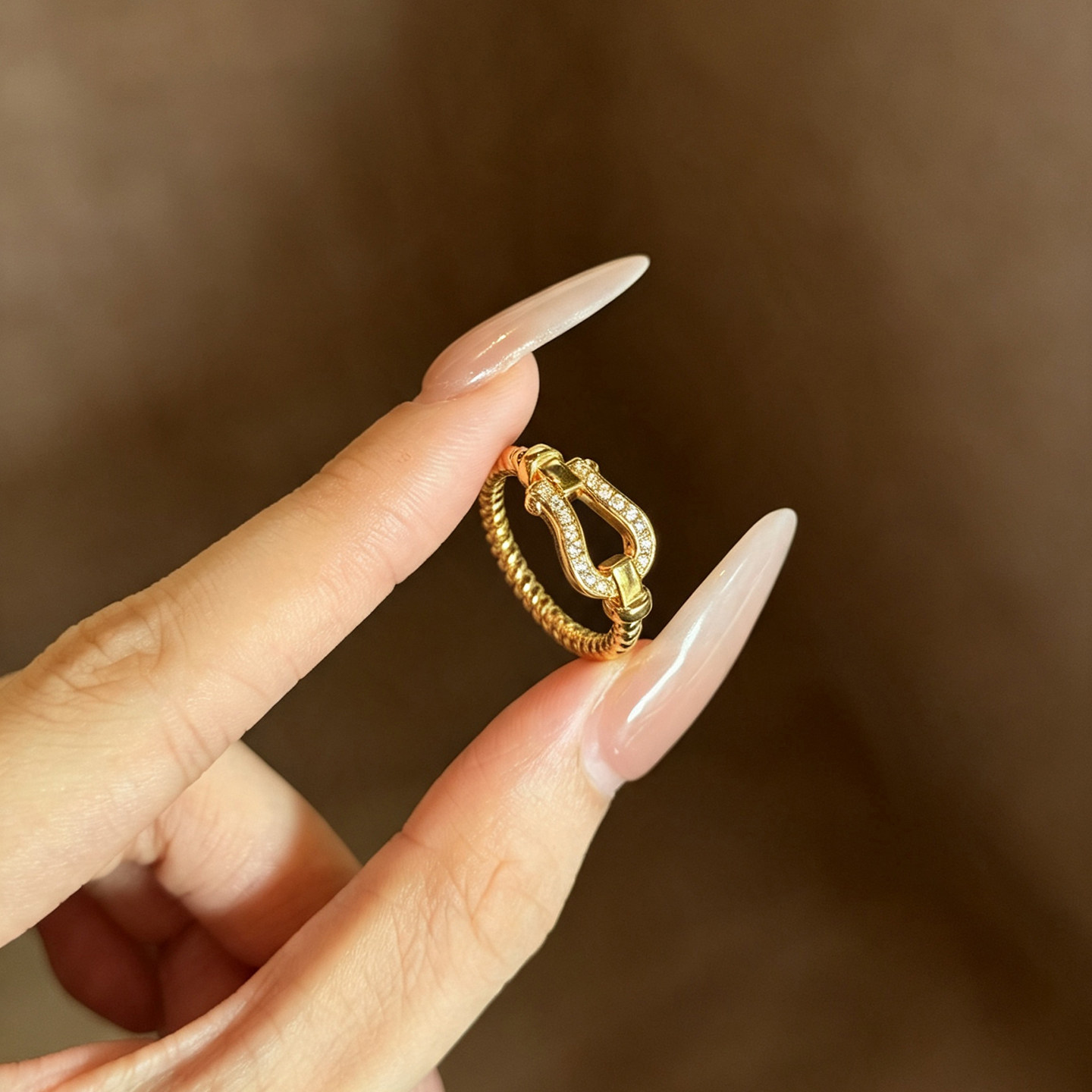 Que Yunlai is a light luxury diamond-filled horseshoe buckle niche ins style versatile commuting temperament ring as a gift for your girlfriend