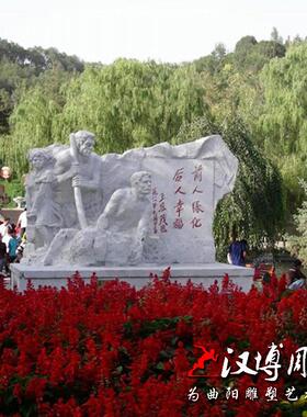 玻璃钢白色效果雕塑古代农民人物雕塑挑水浇树主题雕塑公园景观