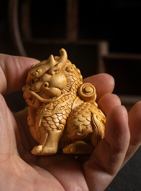胜券在握匠心志背书麒麟手把件随身小叶黄杨木雕手工艺品文玩