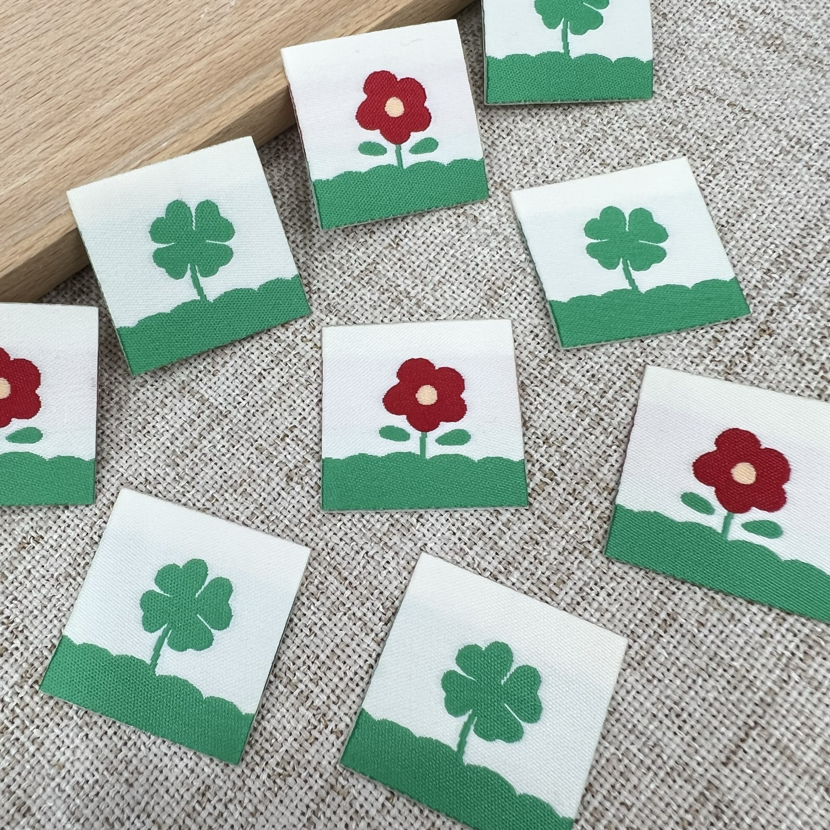 手工对折彩色小花布标签辅料缝纫DIY迷你侧标四叶草手帐双面胶贴 - 图0