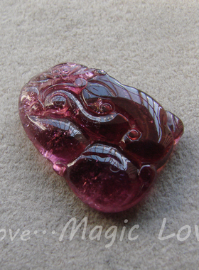 【Magic Love】天然老料玻璃体玫红色碧玺雕刻福寿如意吊坠6.47g