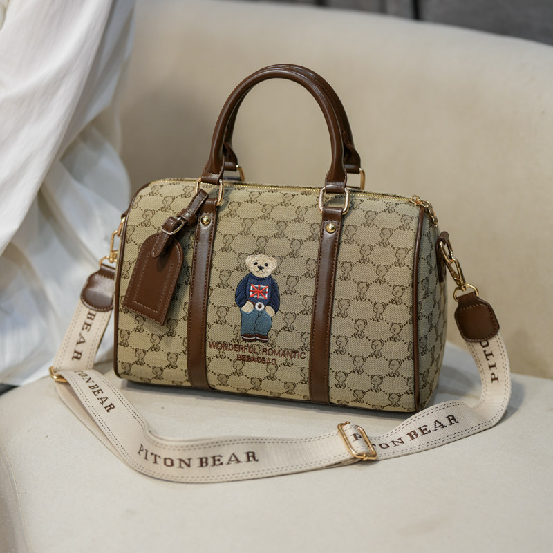 2026新款小熊刺绣帆布包波士顿枕头包大容量斜跨包撞色通勤手提包,淘宝优惠券,粉丝福利购,淘宝优惠卷