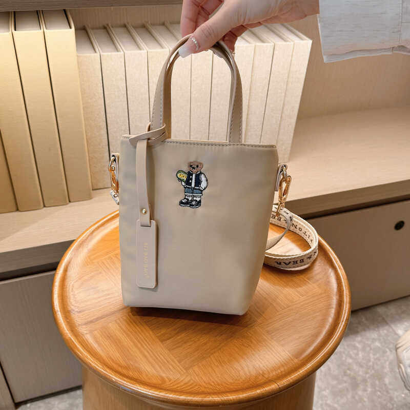 2026新款小熊刺绣帆布包女士手提斜挎包迷你水桶包休闲百搭手机包,淘宝优惠券,粉丝福利购,淘宝优惠卷