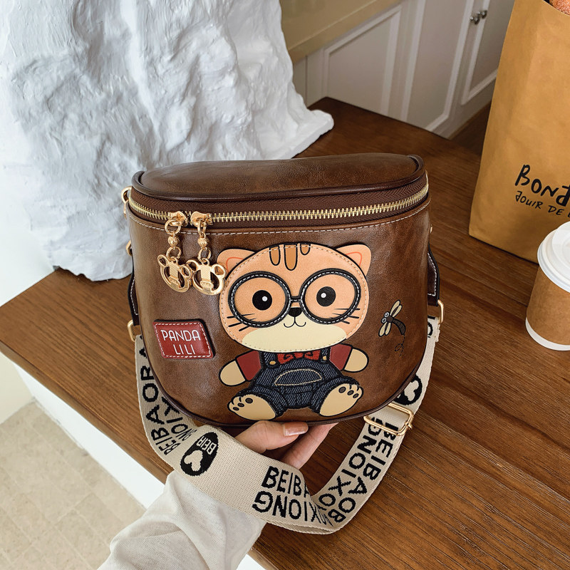 2026新款时尚百搭马鞍包女式宽肩带卡通小熊通勤包简约单肩斜挎包,淘宝优惠券,粉丝福利购,淘宝优惠卷