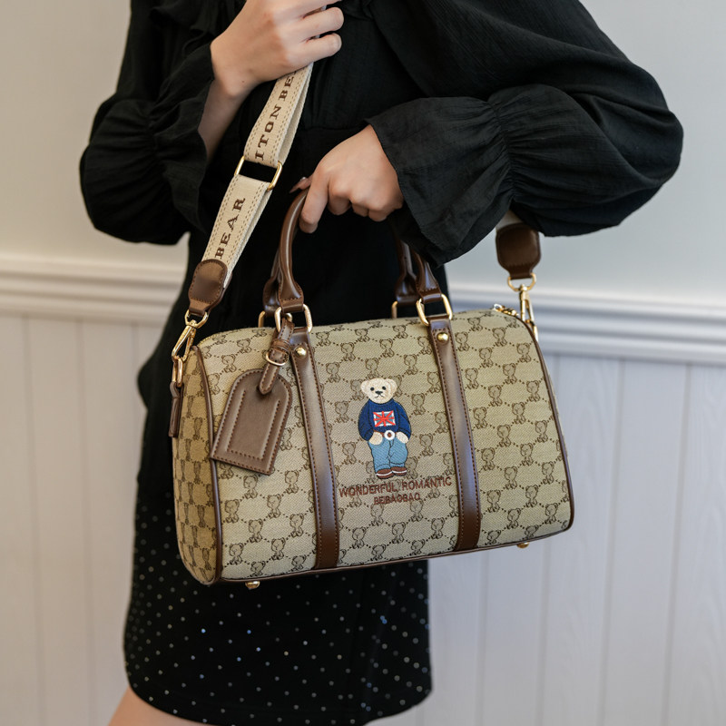 2026新款小熊刺绣帆布包波士顿枕头包大容量斜跨包撞色通勤手提包,淘宝优惠券,粉丝福利购,淘宝优惠卷
