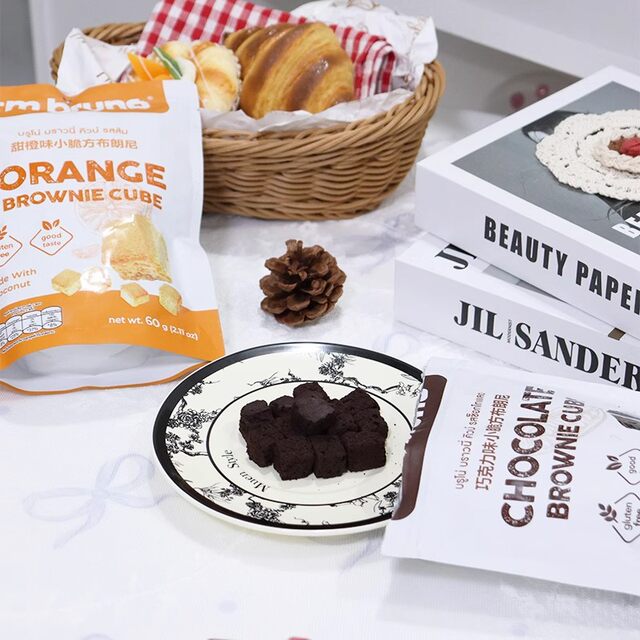 Imported from Thailand, I m bruno brownie crisps, small crispy square crackers, meal replacement snacks to relieve cravings and resist hunger.
