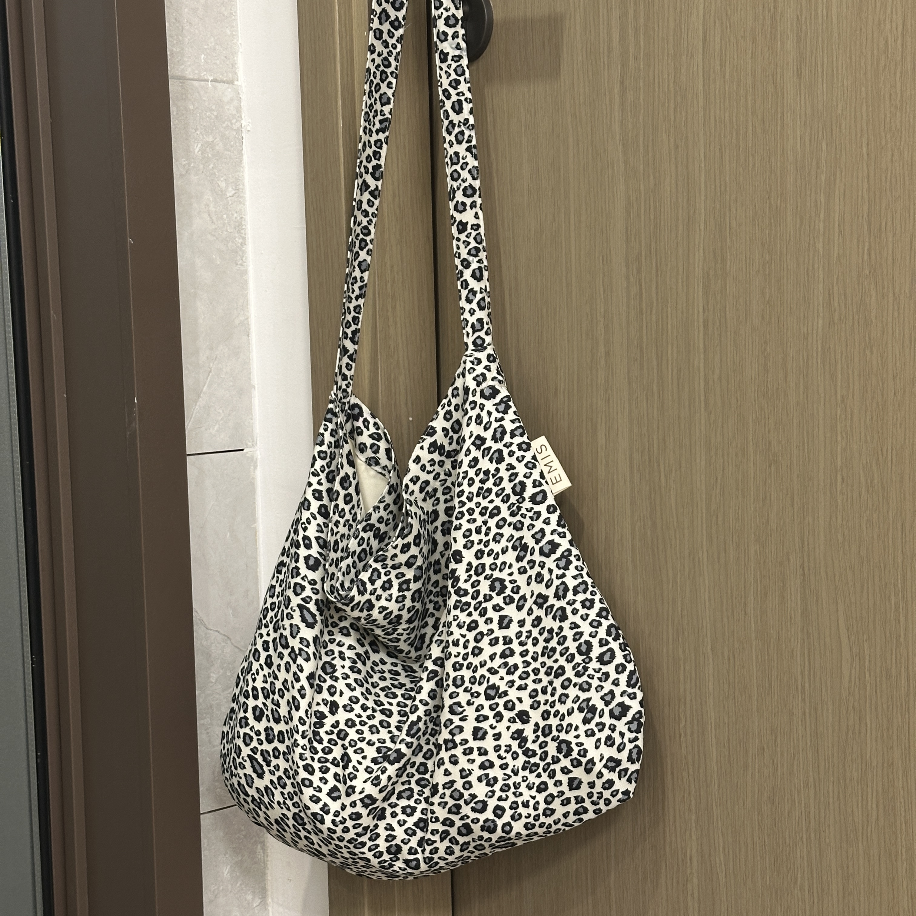 孔孝真同款日韩ins豹纹斜挎包大容量单肩帆布包女学生布袋慵懒风 - 图1