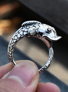 男女复古镶嵌石榴石眼珠可爱大嘴鲤鱼泰银开口戒925纯银情侣指环