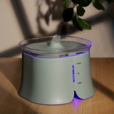 Устройство питьевой воды с водой для кошки.