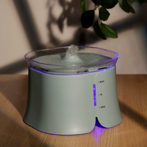 Устройство питьевой воды с водой для кошки.