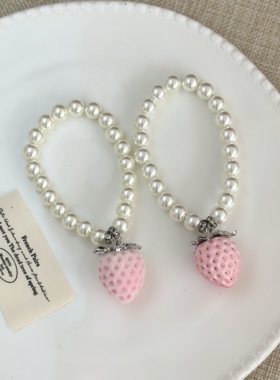 渐变粉草莓珍珠弹力绳手链女小众甜美可爱立体草莓吊坠手绳手饰