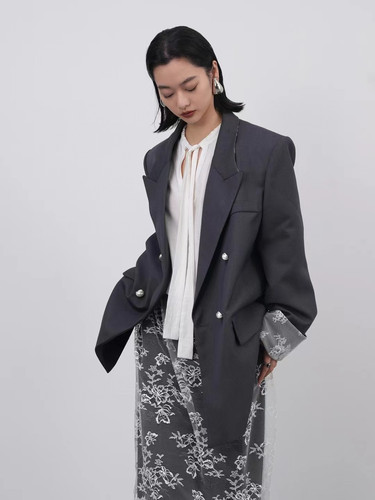 W西装外套女2025秋季新款廓形时尚蕾丝拼接法式翻领西服外套女 - 图2