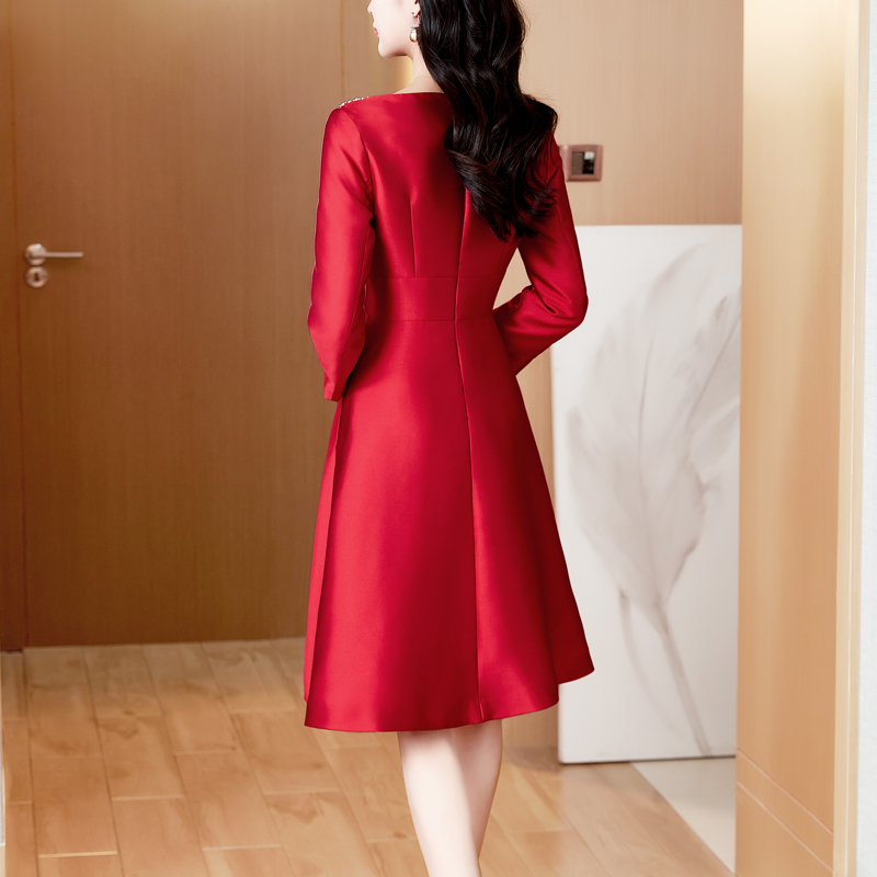 红色高端大牌连衣裙女长袖2024年秋季新款高级感V领晚礼服A字裙子