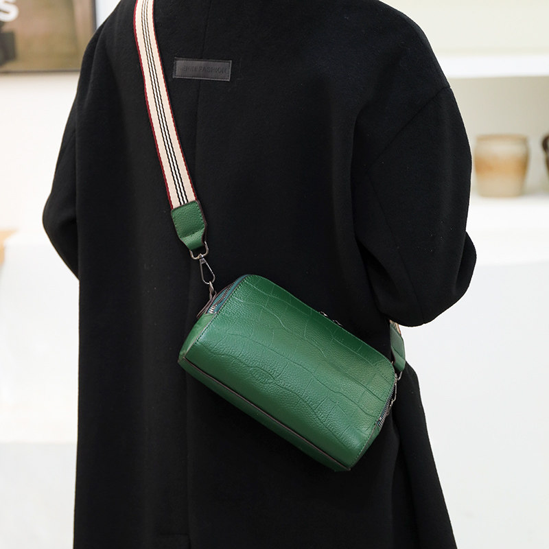 2021新款休闲简约单肩宽带贝壳包 奈雯女士包袋