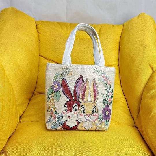 Fashionable, wear-resistant and versatile gold wire handbag with zipper