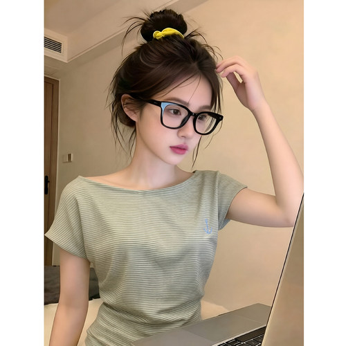 斜肩条纹短袖T恤女夏季2026新款设计感小众修身巨好看的露肩上衣 - 图0