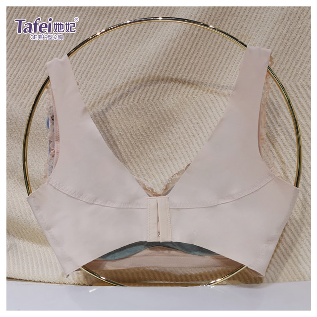 Thin girl with small breasts and no rims