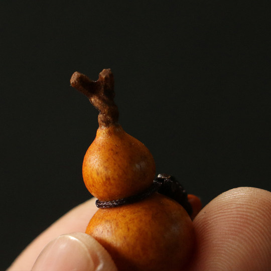 Purely hand-carved one-piece antler small gourd pendant