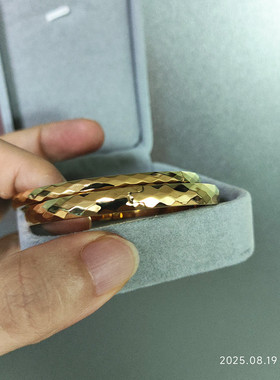 简约菱形波光麟麟钛钢手镯女镀K金色网红卡扣手环防过敏大气镯子