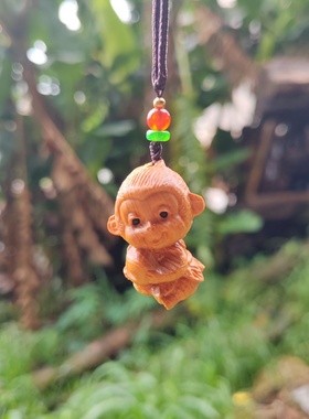 崖柏木雕献桃猴吊坠实木十二生肖