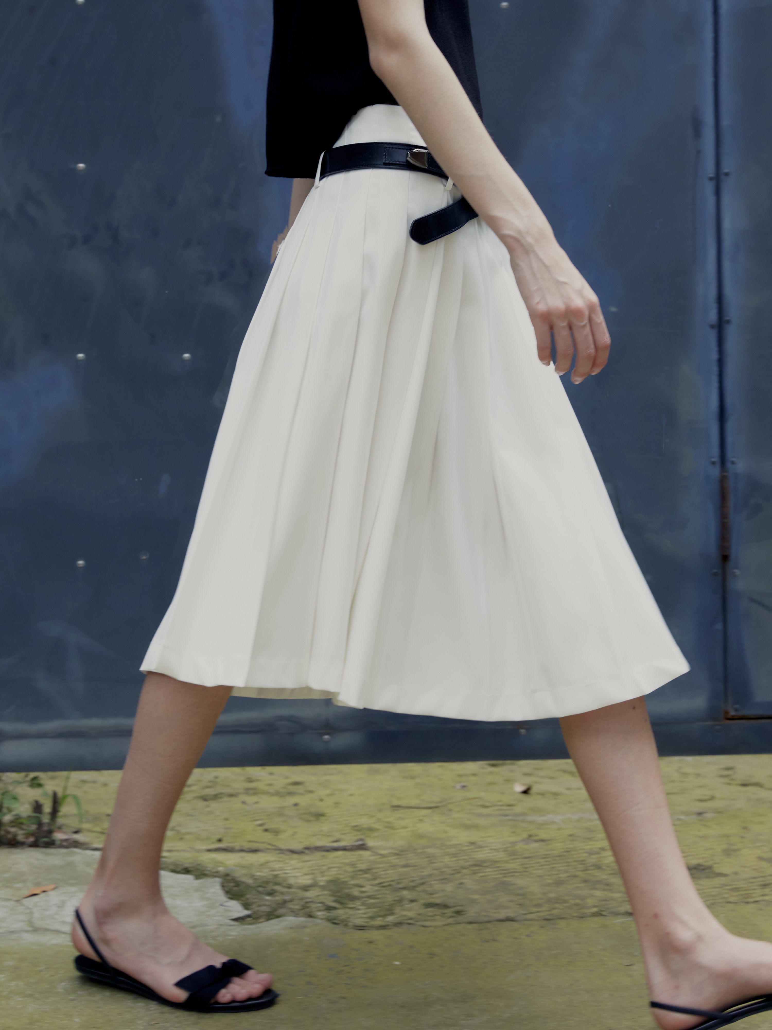 ZUKIZUKI白色连身低腰百褶裙-White Low Waisted Pleated Skirt - 图1