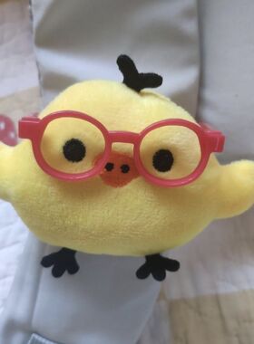 新款绑在书包肩带上的玩偶眼镜小鸡萌挂件抱抱魔术贴书包趴肩