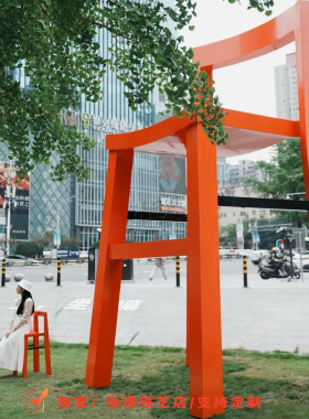 80年巨型暖水壶铁摆件景区装置