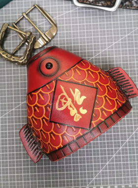 手工牛皮年年有鱼桌面摆件存钱罐