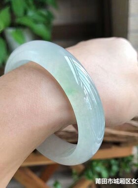 缅甸天然翡翠手镯女款翡翠玉手镯冰种高颜值浅绿飘花玉镯子