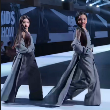 女童西装套装春装2025新款洋气时髦小女孩街舞模特走秀潮酷演出服 - 图1