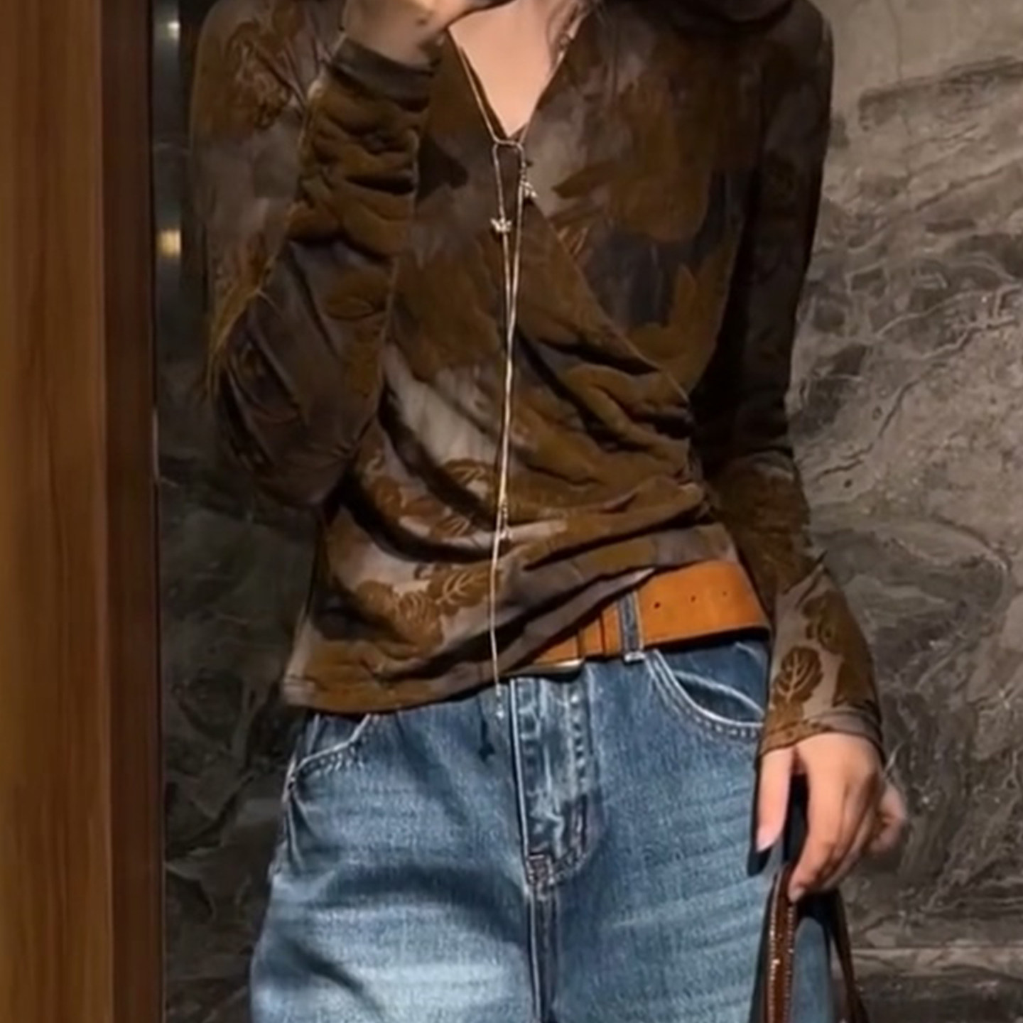 外贸撤回咖色网纱植绒V领衬衫女小众不撞款修身特别漂亮掐腰上衣 - 图3