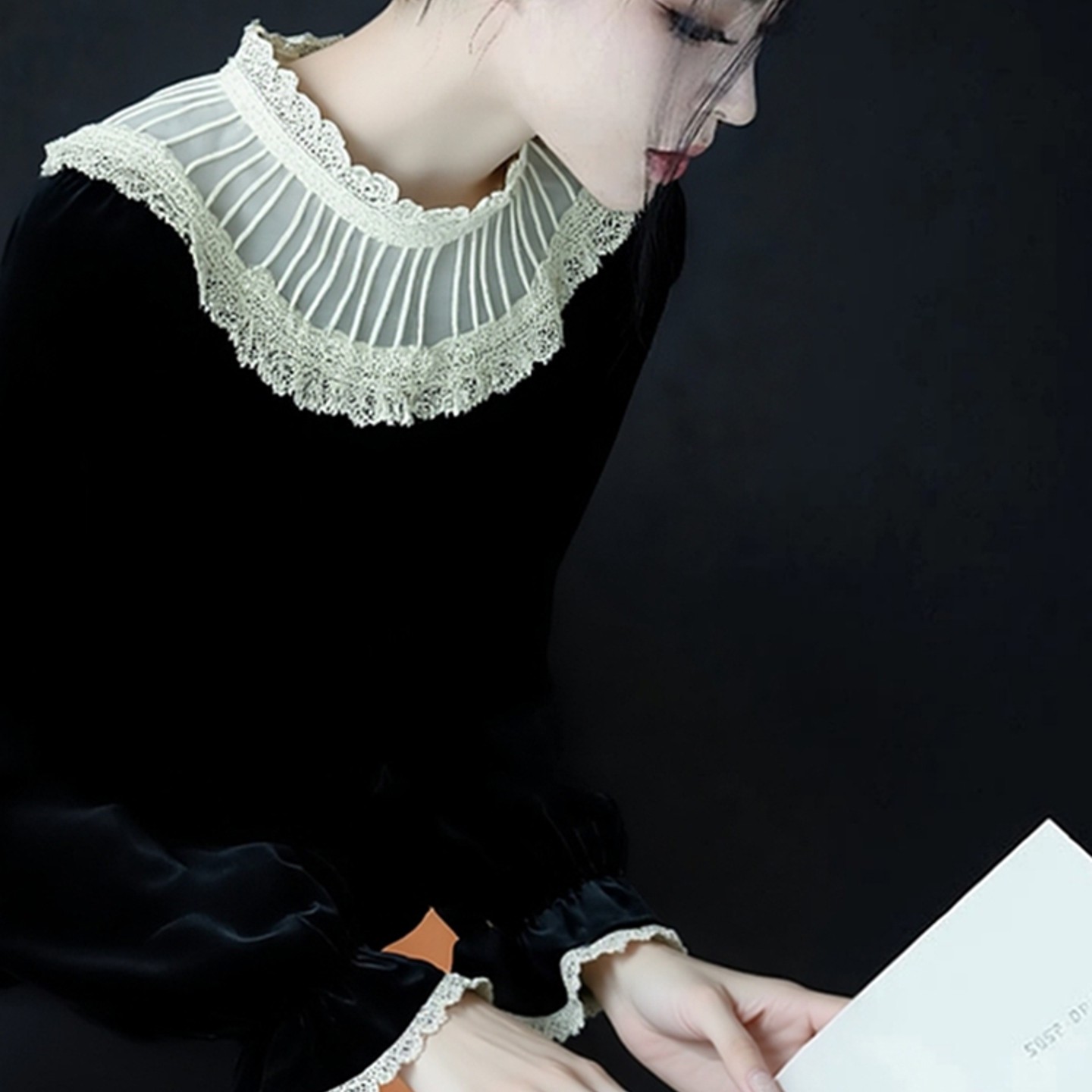 外贸撤回黑色丝绒衬衫女高级感独特漂亮巨好看荷叶边拼接法式上衣,淘宝优惠券,粉丝福利购,淘宝优惠卷