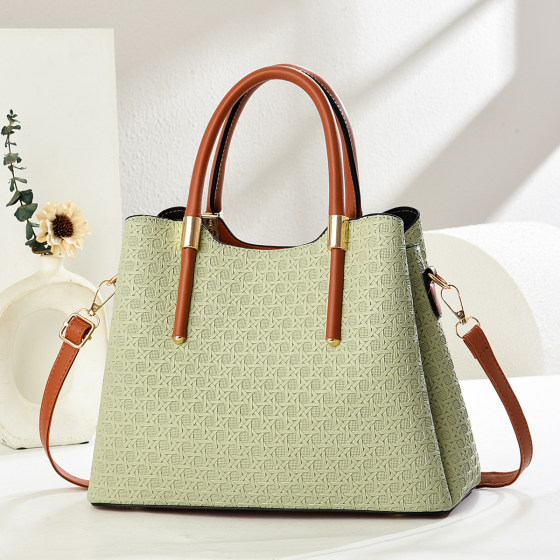Seaside vacation woven straw bag for women 2026 new high-end contrasting color portable bucket bag single shoulder crossbody bag