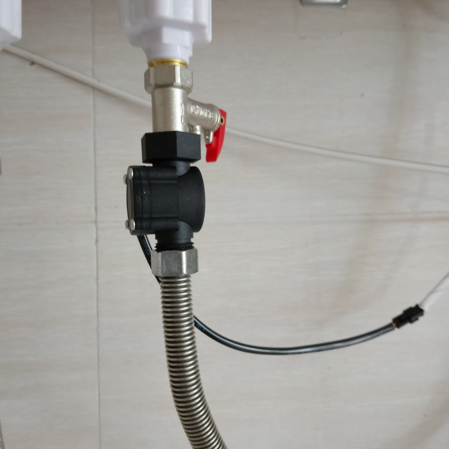 通用四分牙电热水器出水断电水流量传感器进水感应开关防漏电装置 - 图0