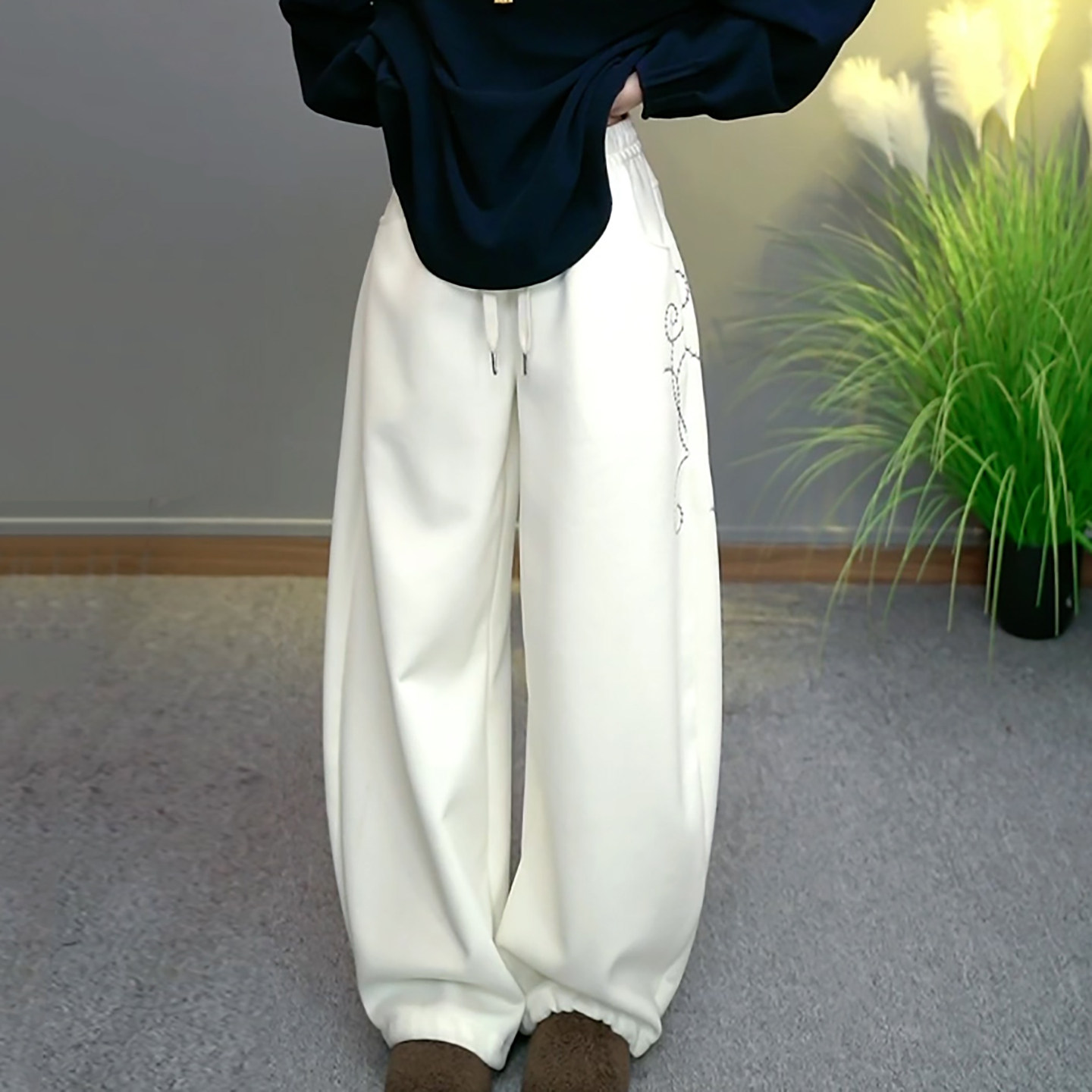 Ader米白色阔腿运动休闲卫裤女2026春季新款宽松刺绣百搭弯刀裤潮,淘宝优惠券,粉丝福利购,淘宝优惠卷