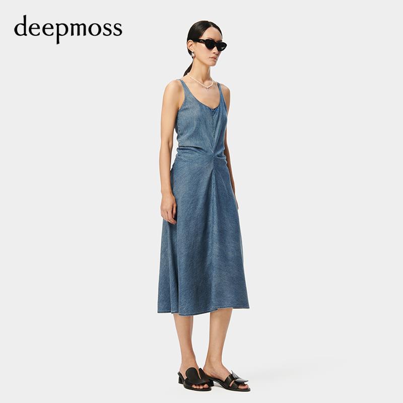 【deepmoss】2024春夏新款女装时尚休闲褶裥收腰垂坠吊带连衣裙 - 图1