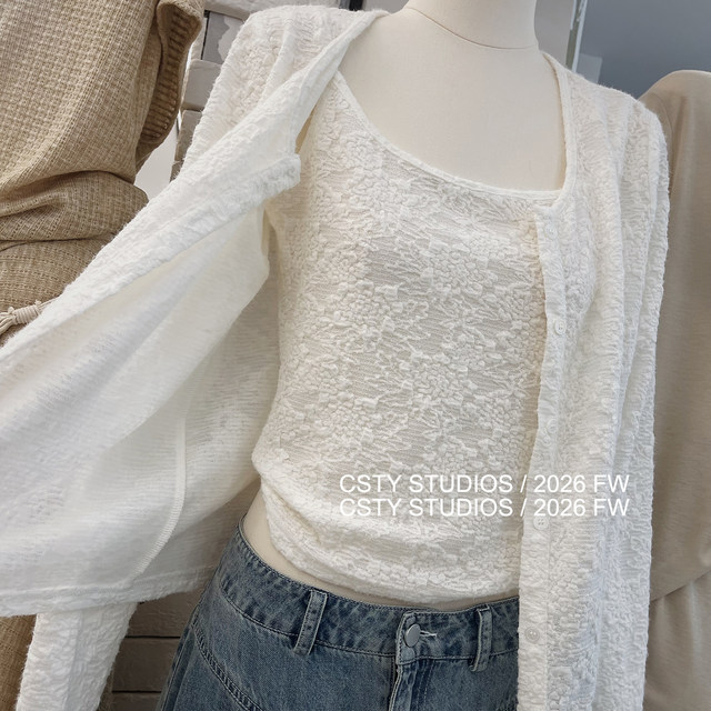 ຮູບແບບໂຄງສ້າງຂອງຝຣັ່ງ brushed lace suspender cardigan ຊຸດສອງສິ້ນສໍາລັບແມ່ຍິງພາກຮຽນ spring ຮູບແບບໃຫມ່ແບບສະບາຍໆແລະຫຼາຍຊະນິດ