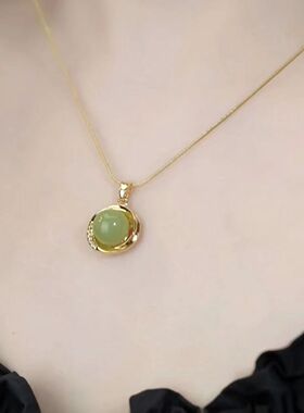 春色满园绿色转运珠锁骨链网红轻奢小众设计感项链钛钢不掉色吊坠