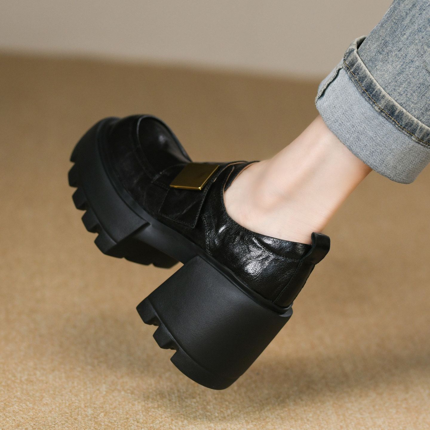 欧洲站圆头深口厚底粗跟单鞋女秋季真皮金属扣防水台黑色高跟鞋女,淘宝优惠券,粉丝福利购,淘宝优惠卷