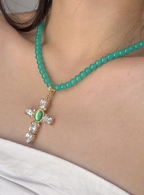 翠绿天然石串珠闪钻十字架项链女