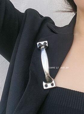 夸张金属女门把手胸针别针
