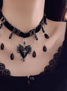 暗黑哥特风植绒红爱心十字架项链