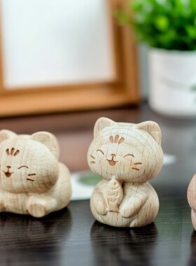 榉木年年有余治愈系猫摆件